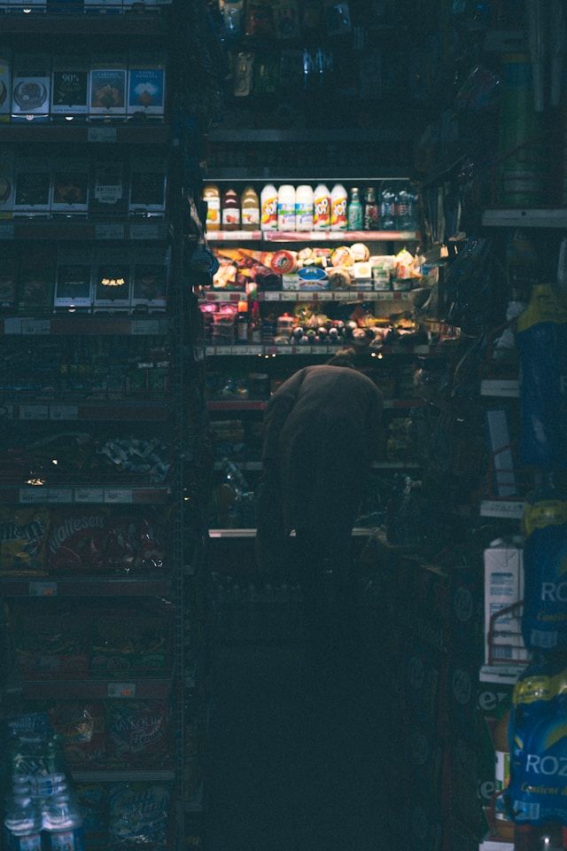 Украсть не удалось, но срок светит: судимые мужчины попались с деликатесом и десятком шоколадок в Петрозаводске