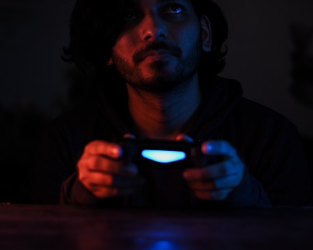 Вошел в доверие и попросил в долг: в онлайн-игре мошенник выманил почти полмиллиона рублей у жителя Карелии