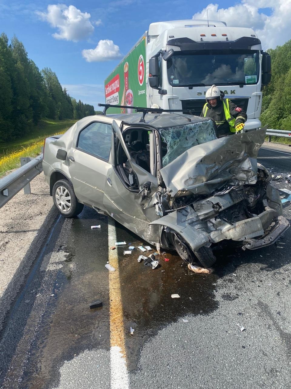 Смертельная авария с участием двух легковушек и грузовика произошла возле поселка Пряжа