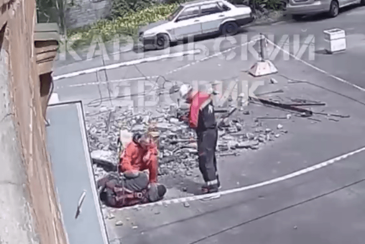 Инспекция труда расследует тяжелый несчастный случай с альпинистом, упавшим с крыши дома в Петрозаводске