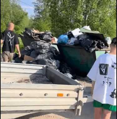 Владельцы турбаз выгружают свой мусор целыми прицепами в поселке Лумиваара