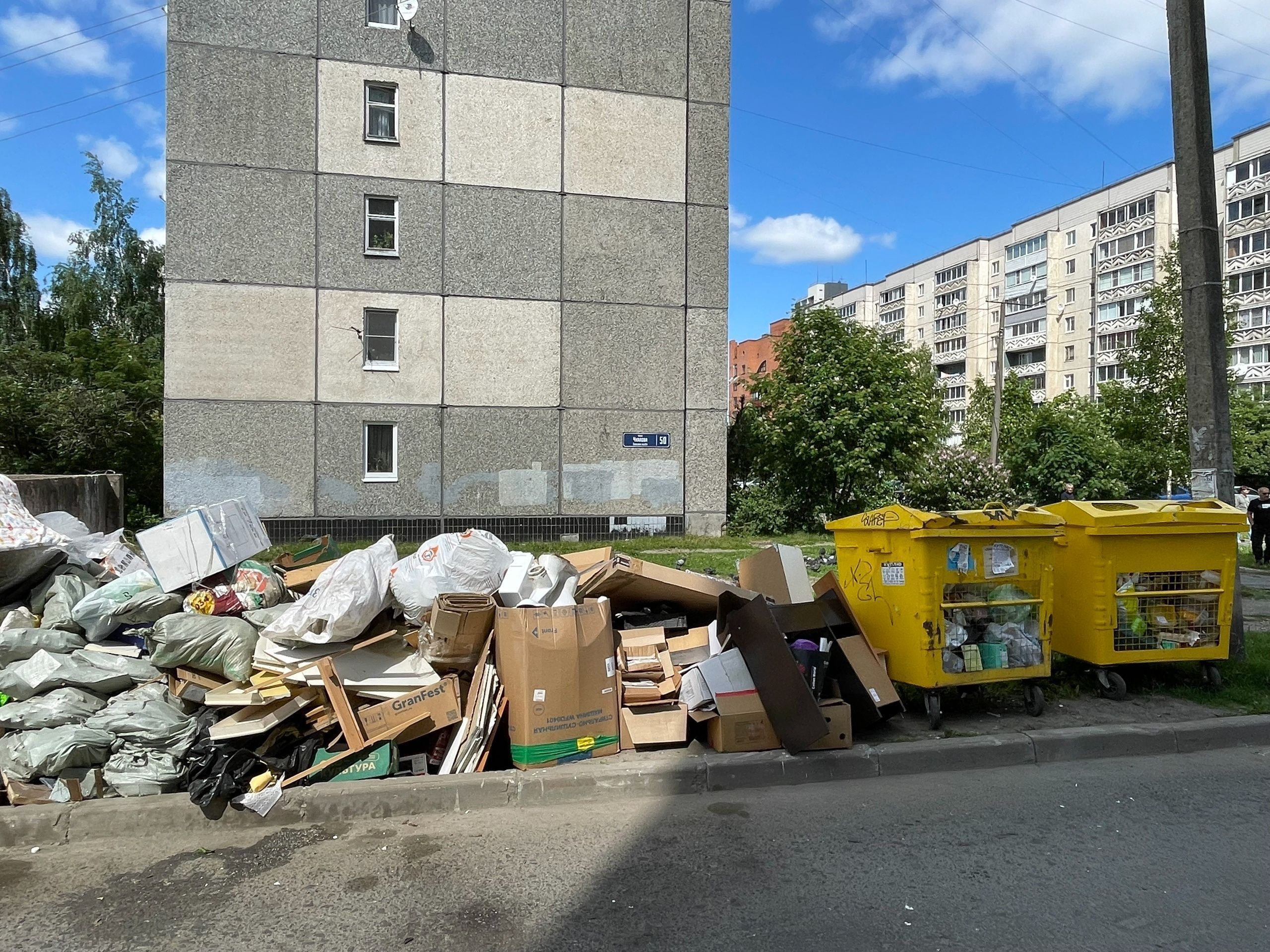 Контейнеры переполнены, мусор не вывозится: депутат проверил Петрозаводск