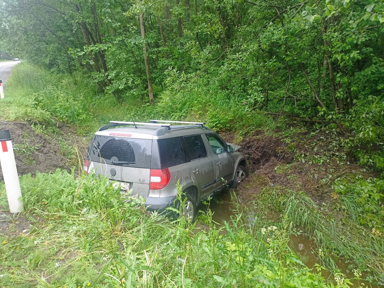 Женщина-водитель получила травмы, улетев с трассы по пути в Петрозаводск