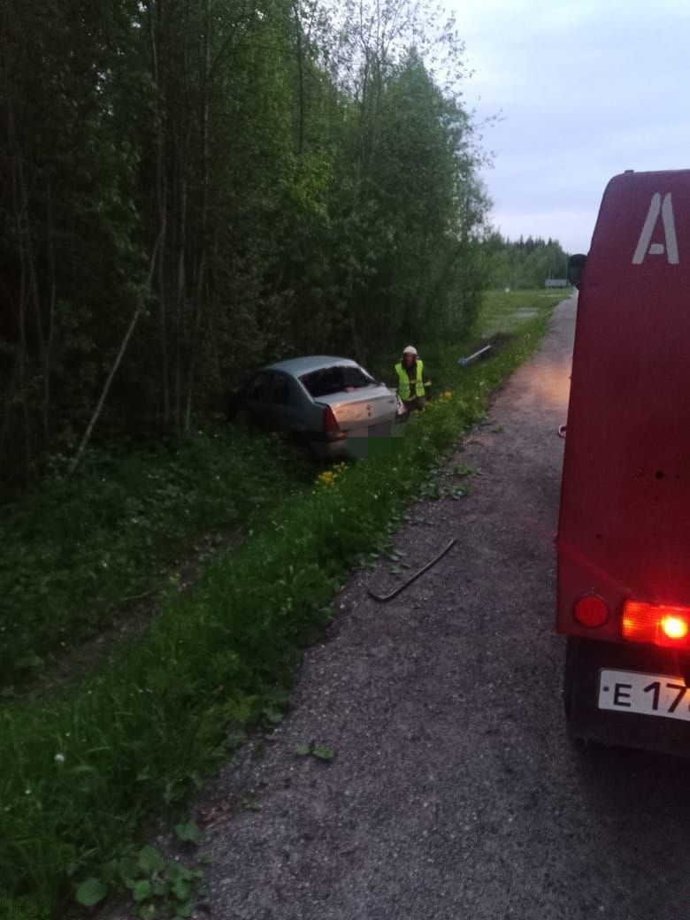 Двоих пострадавших увезли в больницу из перевернувшейся легковушки в Карелии