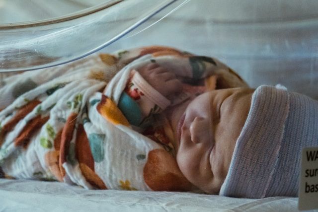 Избитая пьяной матерью малышка в Петрозаводске пошла на поправку