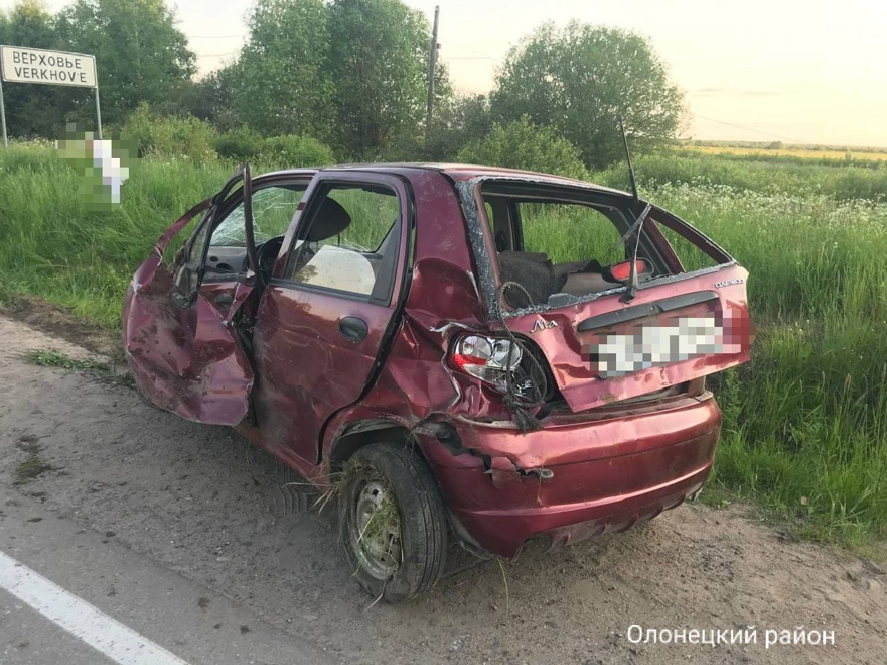 Стало известно, кто пострадал в слетевшей с дороги легковушки на юге Карелии