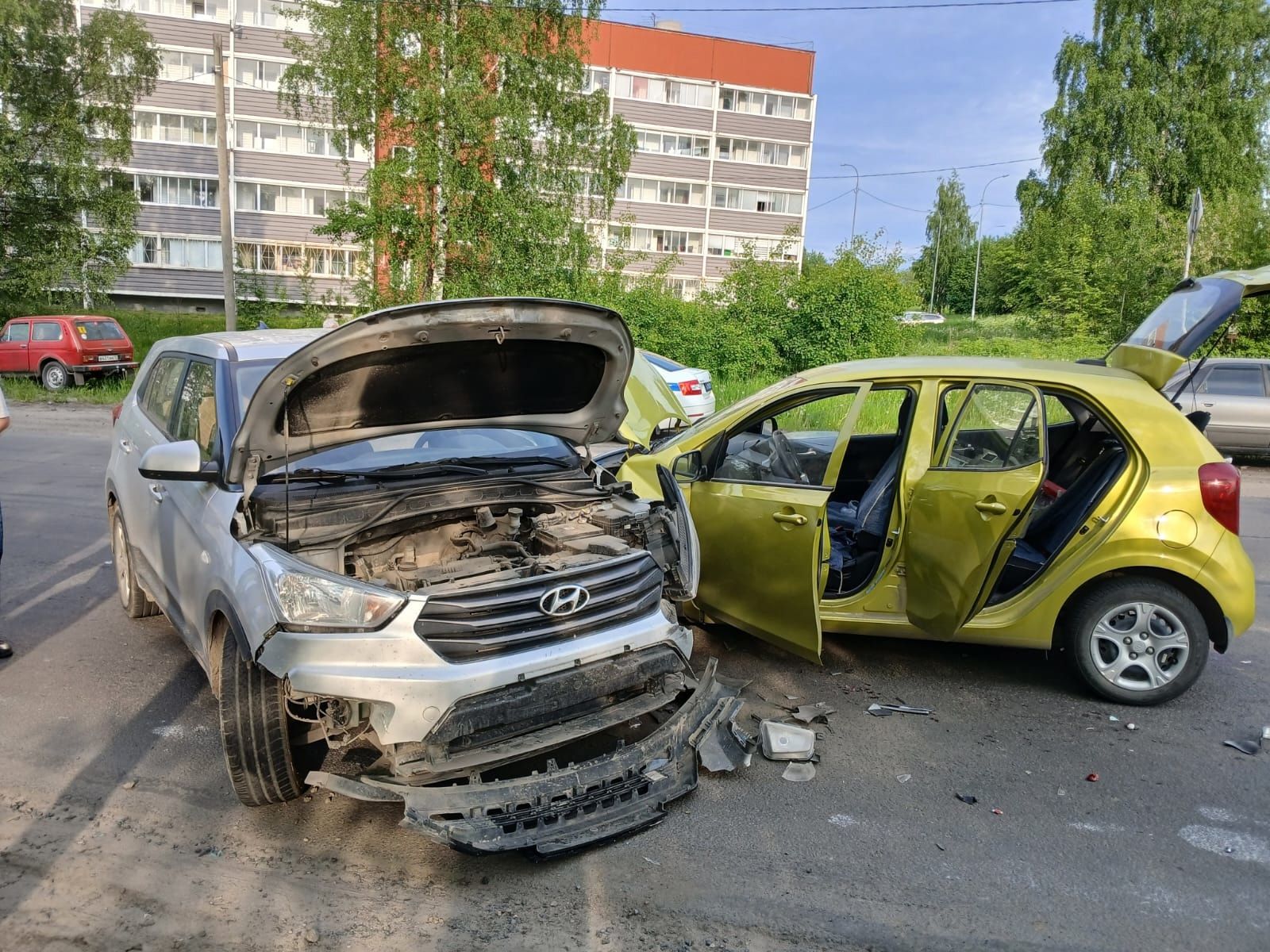 Иномарка на буксире столкнулась со встречным авто: травмирован 86-летний водитель в Петрозаводске
