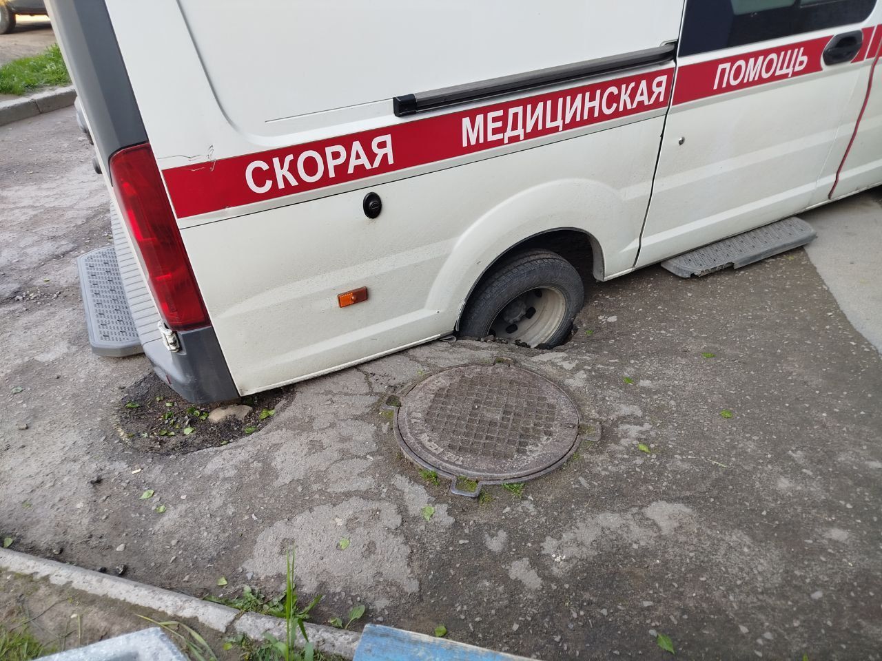 Скорая помощь провалилась в яму в Петрозаводске