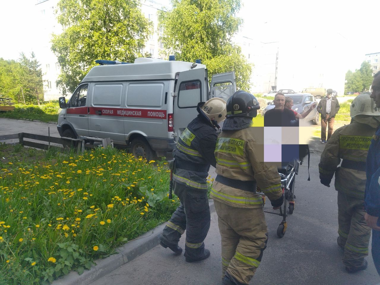 Пожарные спасли женщину с инсультом в квартире в Беломорске