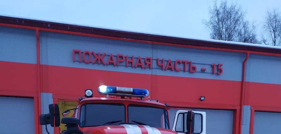 Крупный пожар в Костомукше уничтожил почти 1000 квадратных метров многофункционального здания