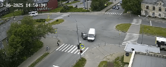 Микроавтобус врезался в легковушку на перекрестке в Петрозаводске, а затем выехал на тротуар