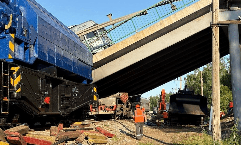 Семь человек погибли при обрушении моста в Брянской области