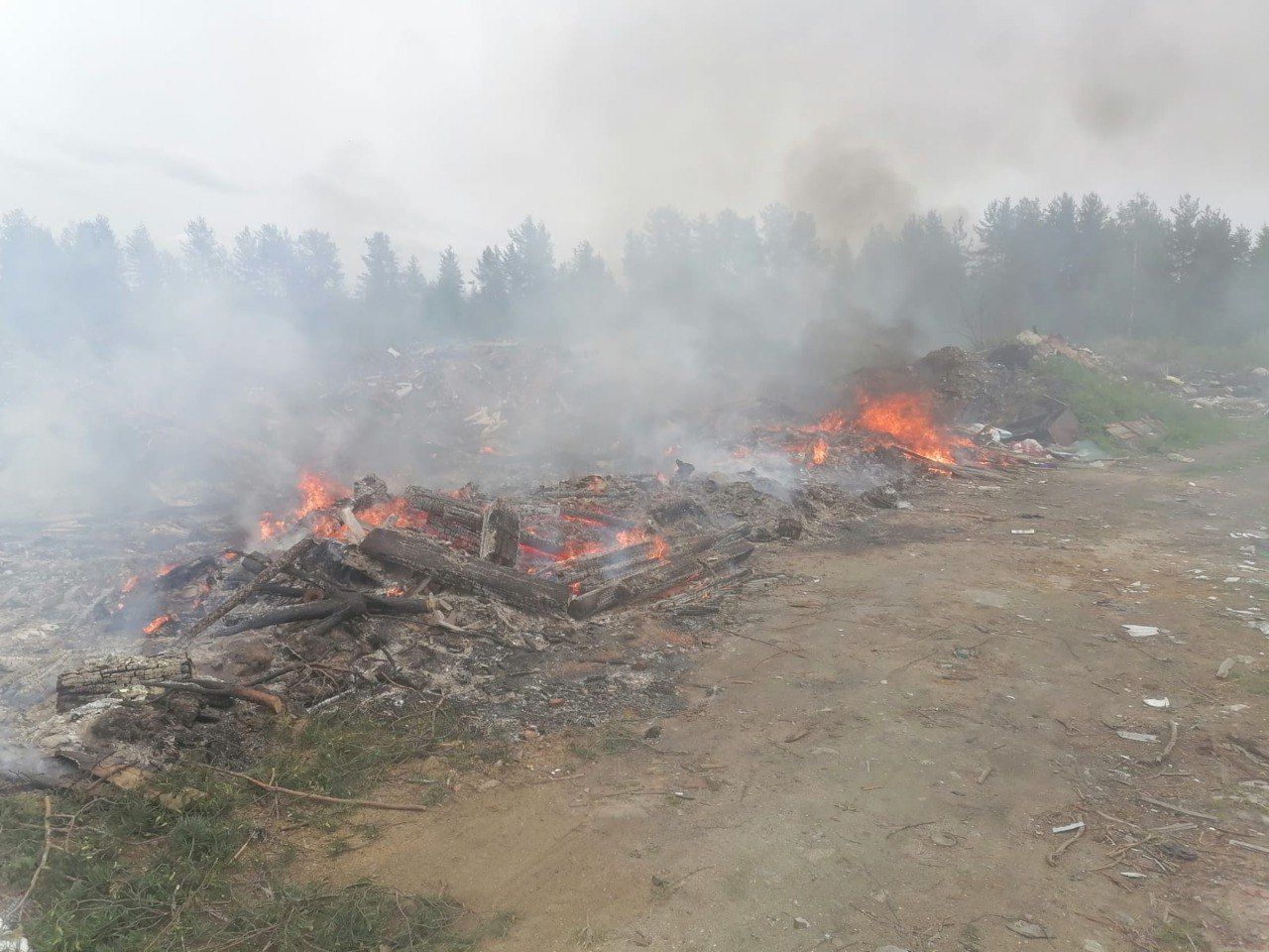 Мусор горел в двух городах Карелии