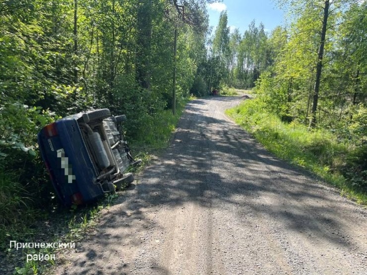 Пьяный юнец без прав опрокинулся на легковушке в дачном кооперативе Прионежья