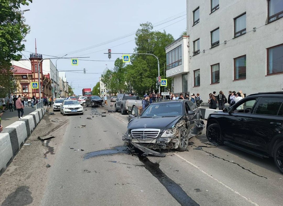 Двое в больнице, движение по трассе затруднено: появились подробности жесткого массового ДТП в Сортавале