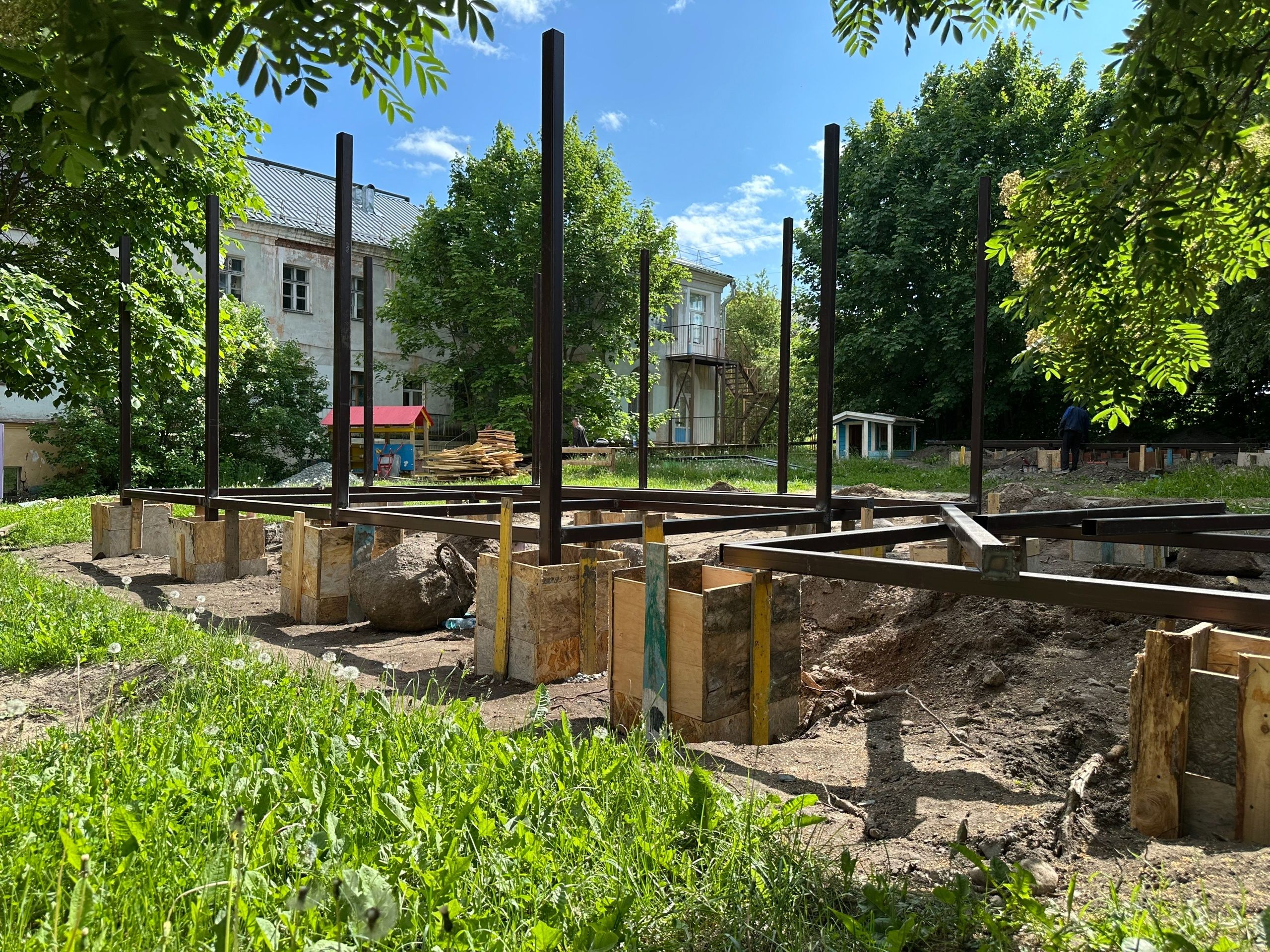 Теневые навесы установят на территории восьми детсадов в Петрозаводске