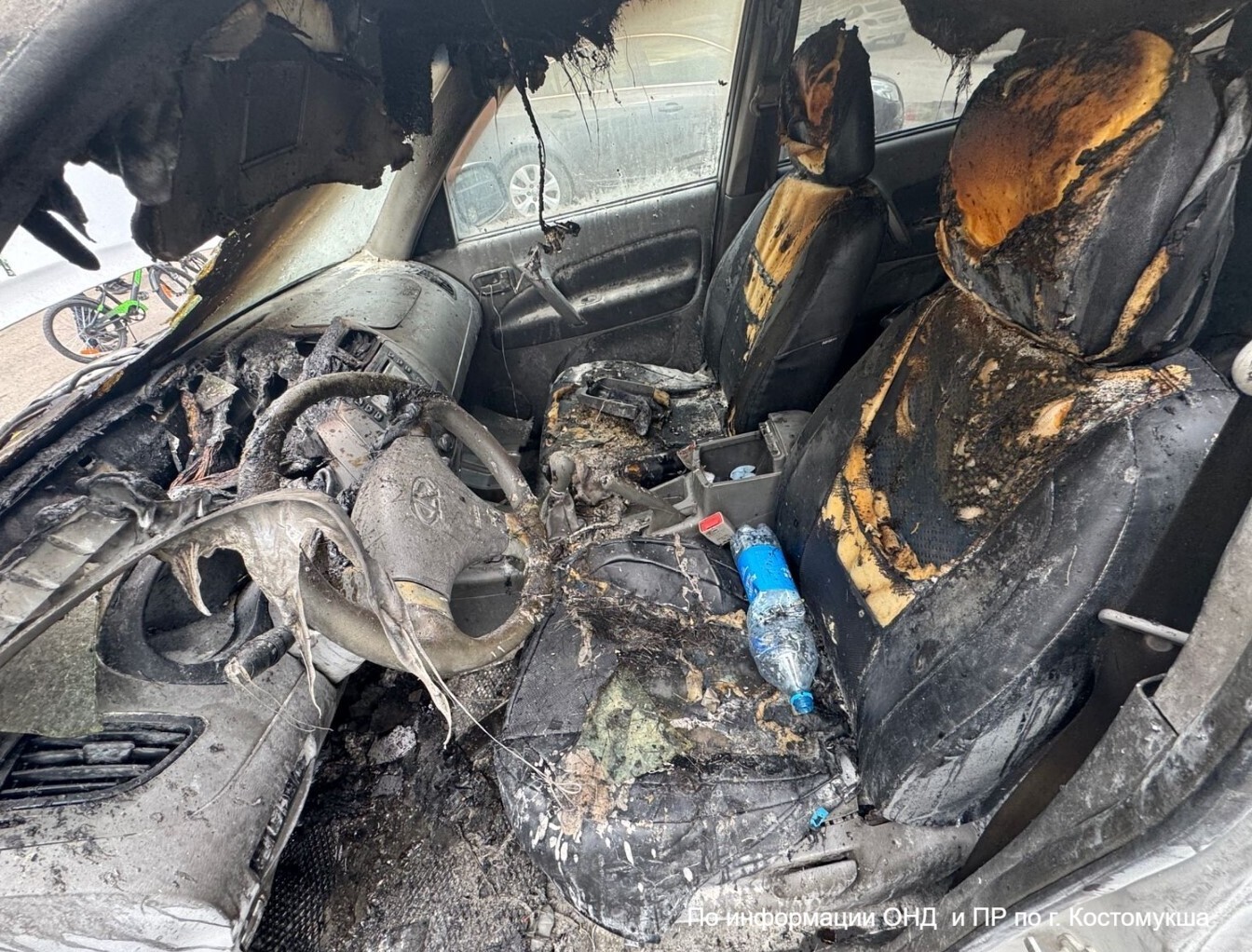 Собирался отъехать, а из-под педалей посыпались искры: в Костомукше тушили внезапно загоревшийся автомобиль