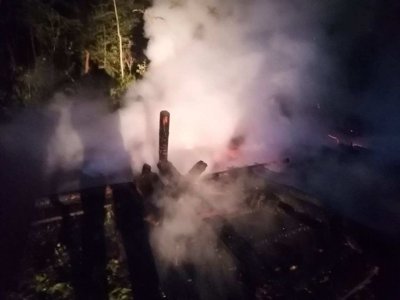 Ночной пожар поднял по тревоге огнеборцев Пряжинского района