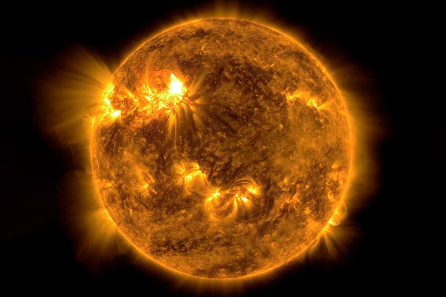 Плазма движется к Земле: один из самых крупных за последние годы выбросов произошел около южного полюса Солнца