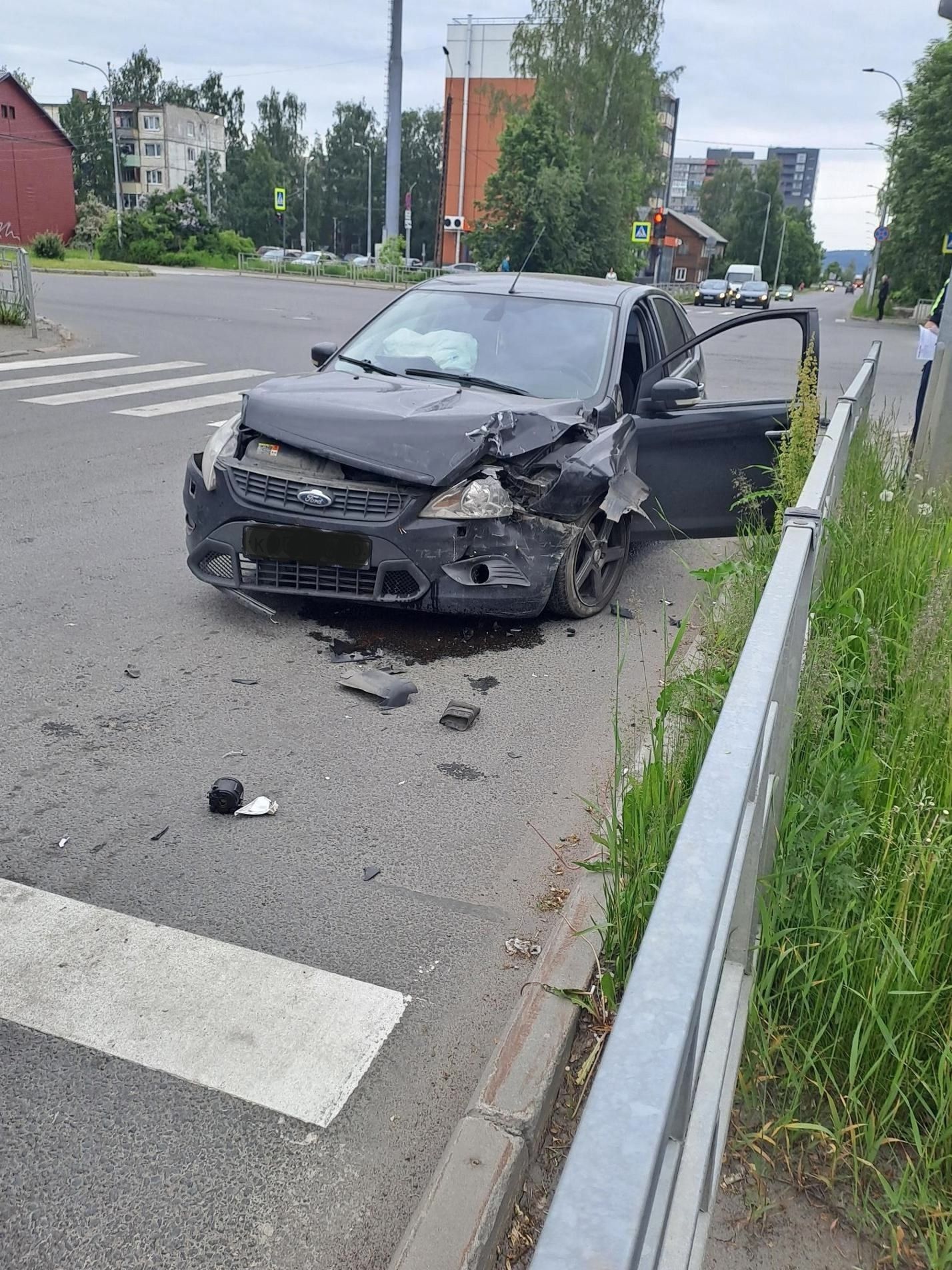 Девушка-водитель пострадала, когда ее иномарку разбил микроавтобус, вылетевший после ДТП на тротуар в Петрозаводске