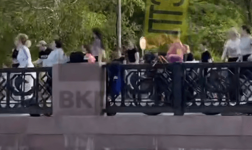 Зажигательные танцы с горожанами засняли на набережной в Петрозаводске