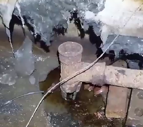 «Вода бьет фонтаном»: подвальные родники замучали жителей поселка в Кемском районе