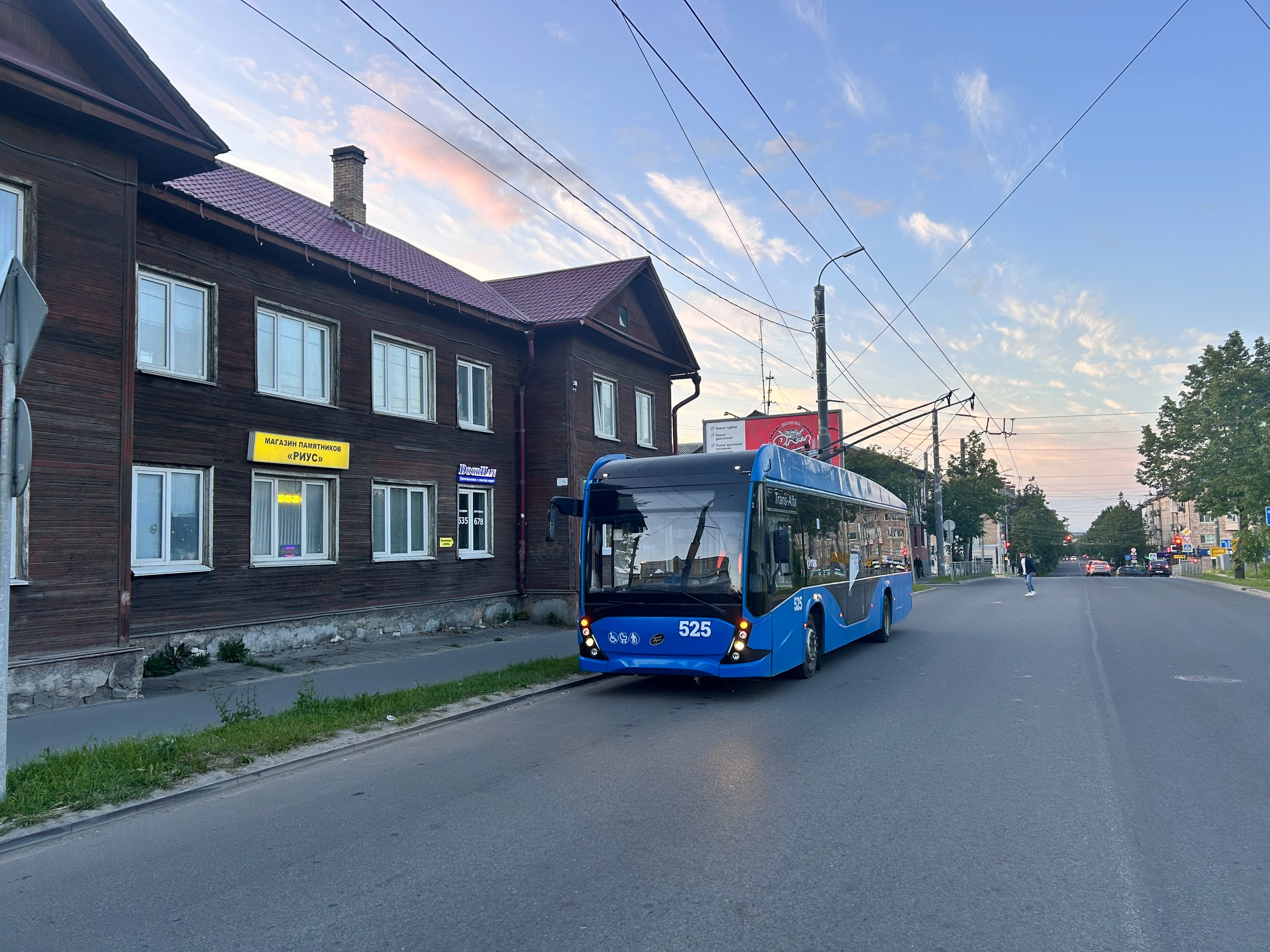 Впервые троллейбусы поехали по Гоголевскому мосту