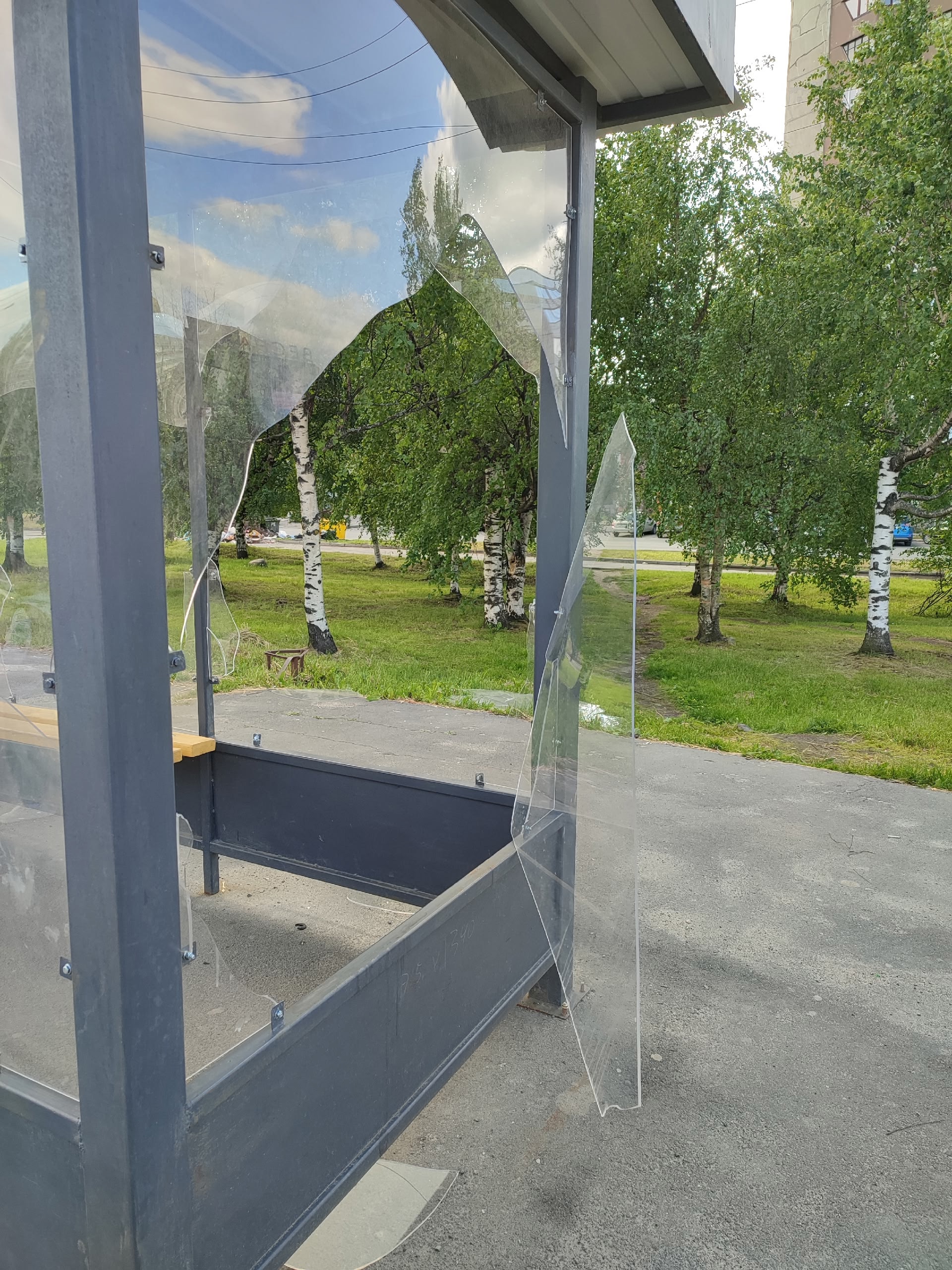Вандалы расколотили новую остановку в густонаселенном районе Петрозаводска