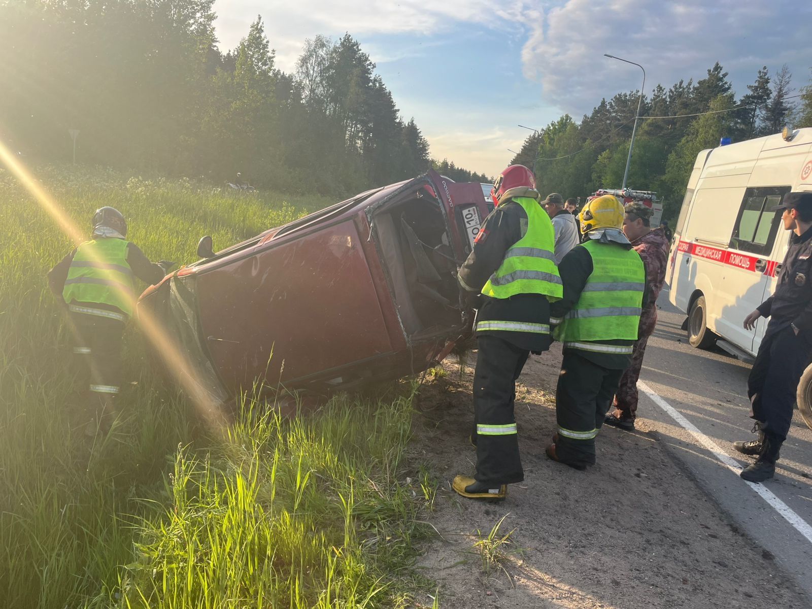 Легковушка слетела с дороги и легла набок на юге Карелии: есть пострадавшие