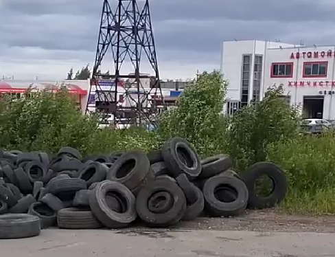 Свалка из автопокрышек образовалась в районе Петрозаводска