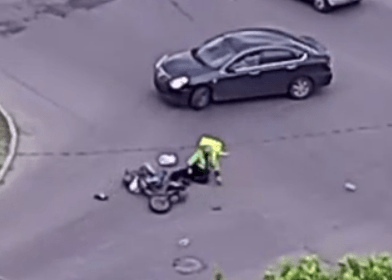 Курьера жестко сбили в Петрозаводске