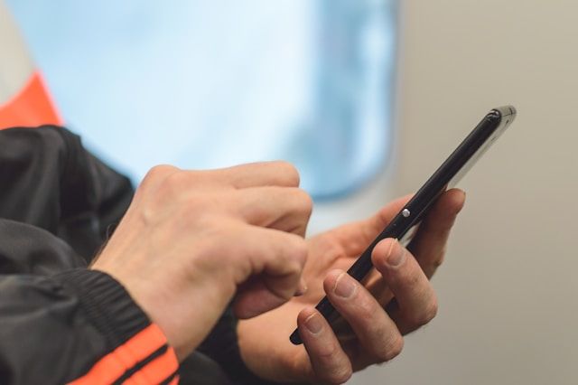 Врач рассказал, как держать телефон без вреда для шеи и позвоночника