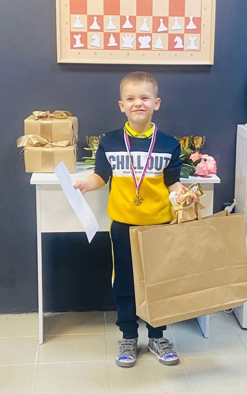 Школа гордится: шестилетка из города горняков Карелии за несколько месяцев освоил шахматы и победил 8 раз