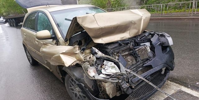 Водитель в Петрозаводске разогнал своего «корейца» и разбил машину в хлам, подросток-пассажир получила травмы