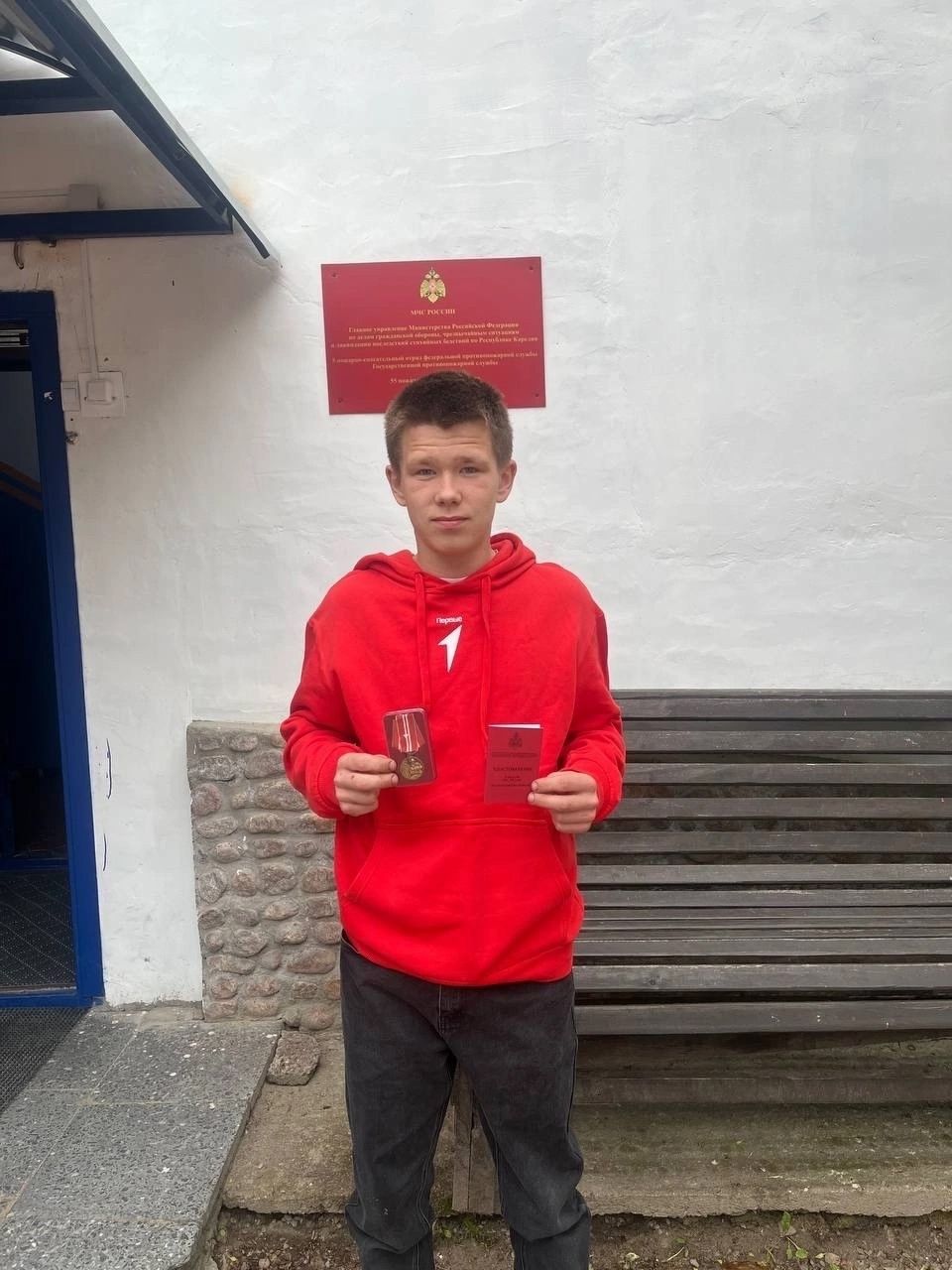 Спасшему из горящего дома семерых человек школьнику поселка Ляскеля вручили медаль «За спасение на пожаре»