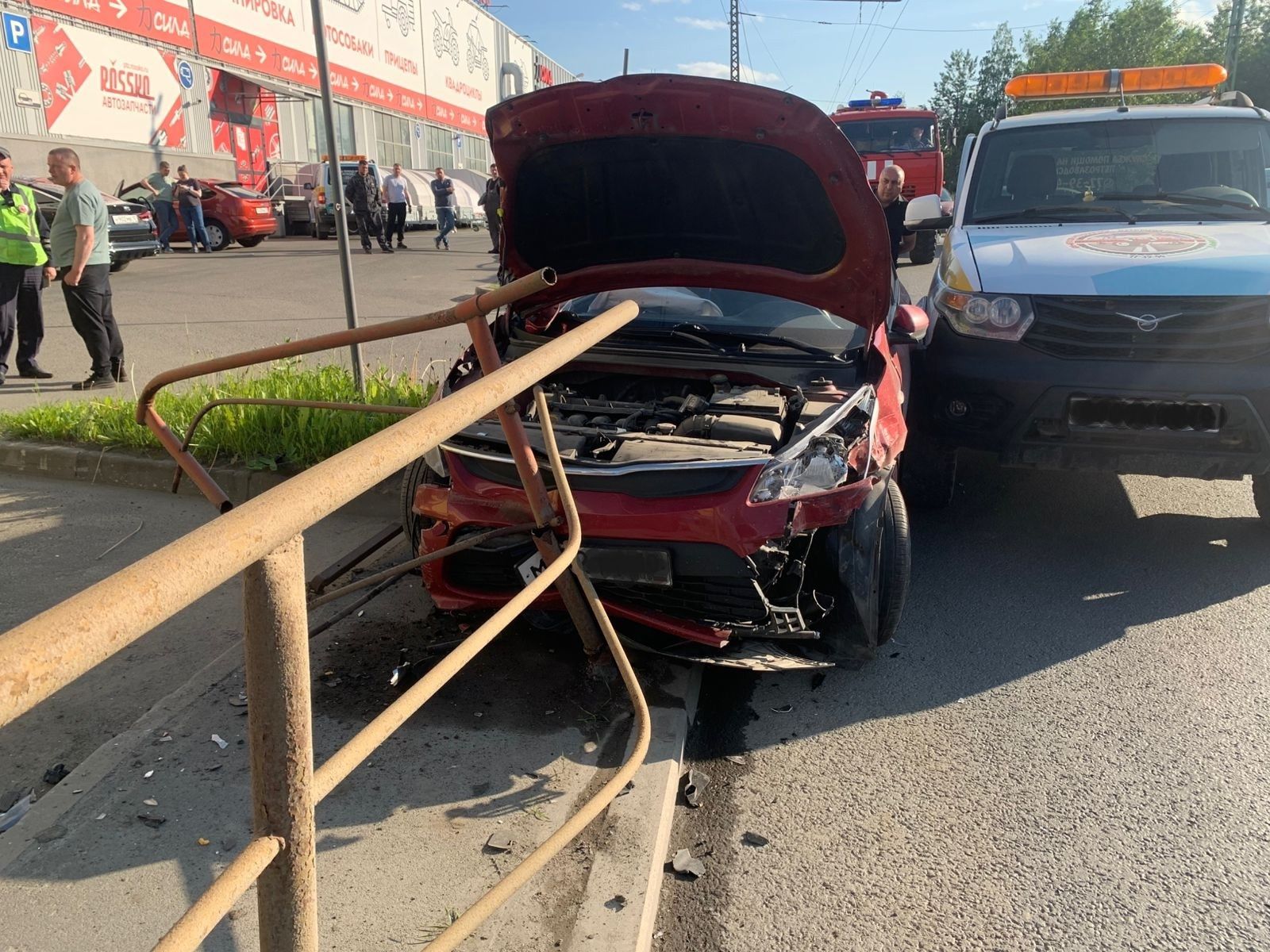 Иномарка после жесткой встречи с УАЗом пробила ограждение и вылетела на тротуар в одном из районов Петрозаводска