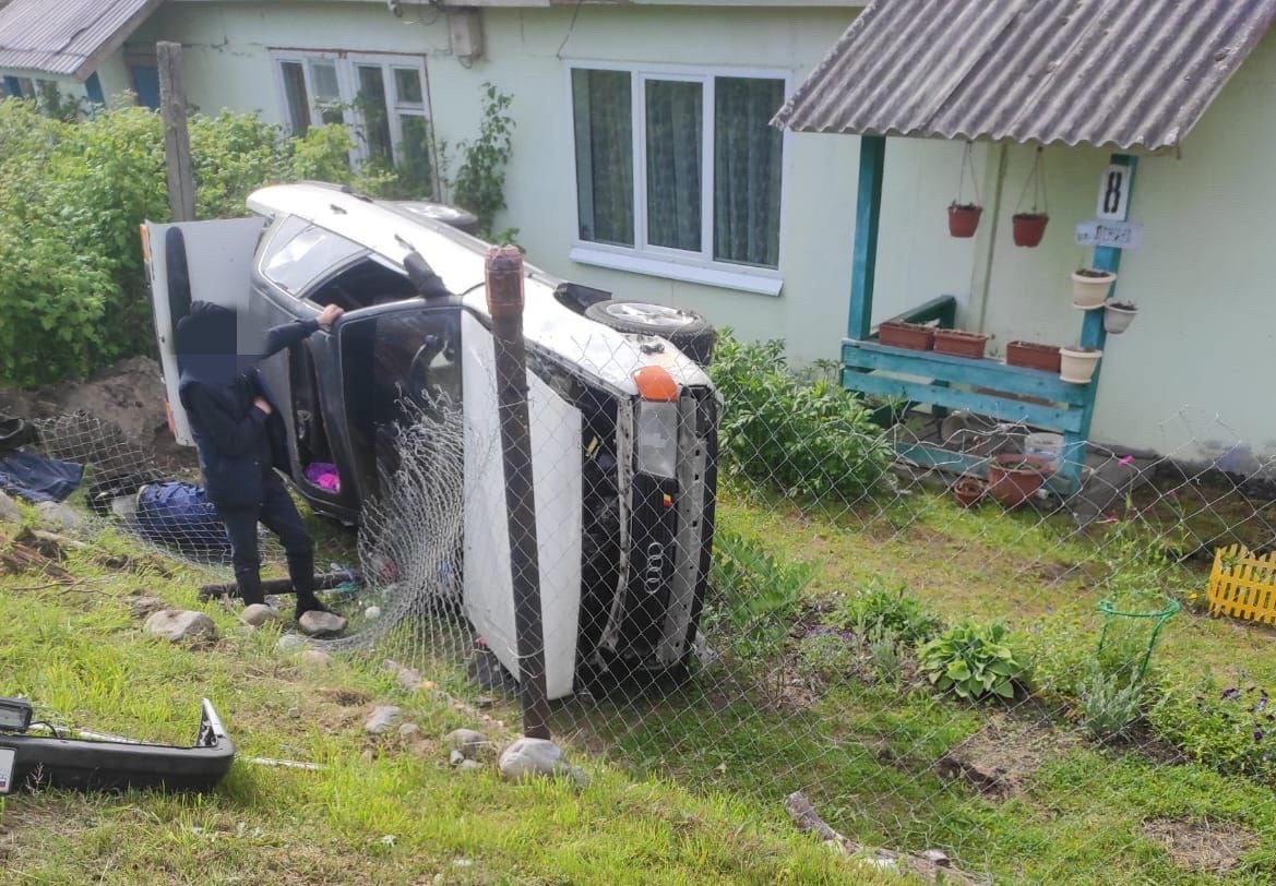 Водитель бросил слетевшую с дороги легковушку, когда она пробила забор-сетку и легла набок в метре от жилого дома в одном из сел Карелии