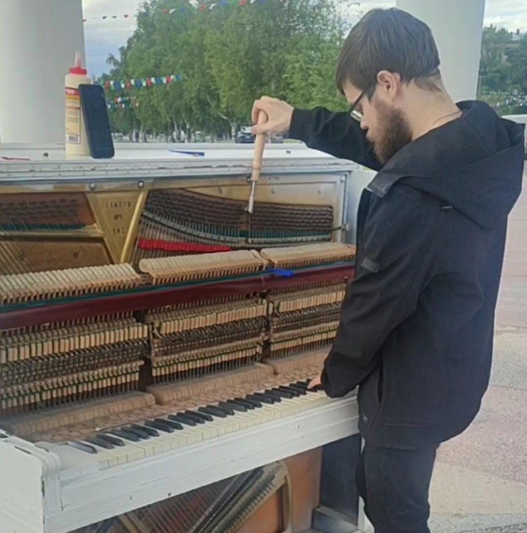 Открытое пианино в Ротонде зазвучало по-новому