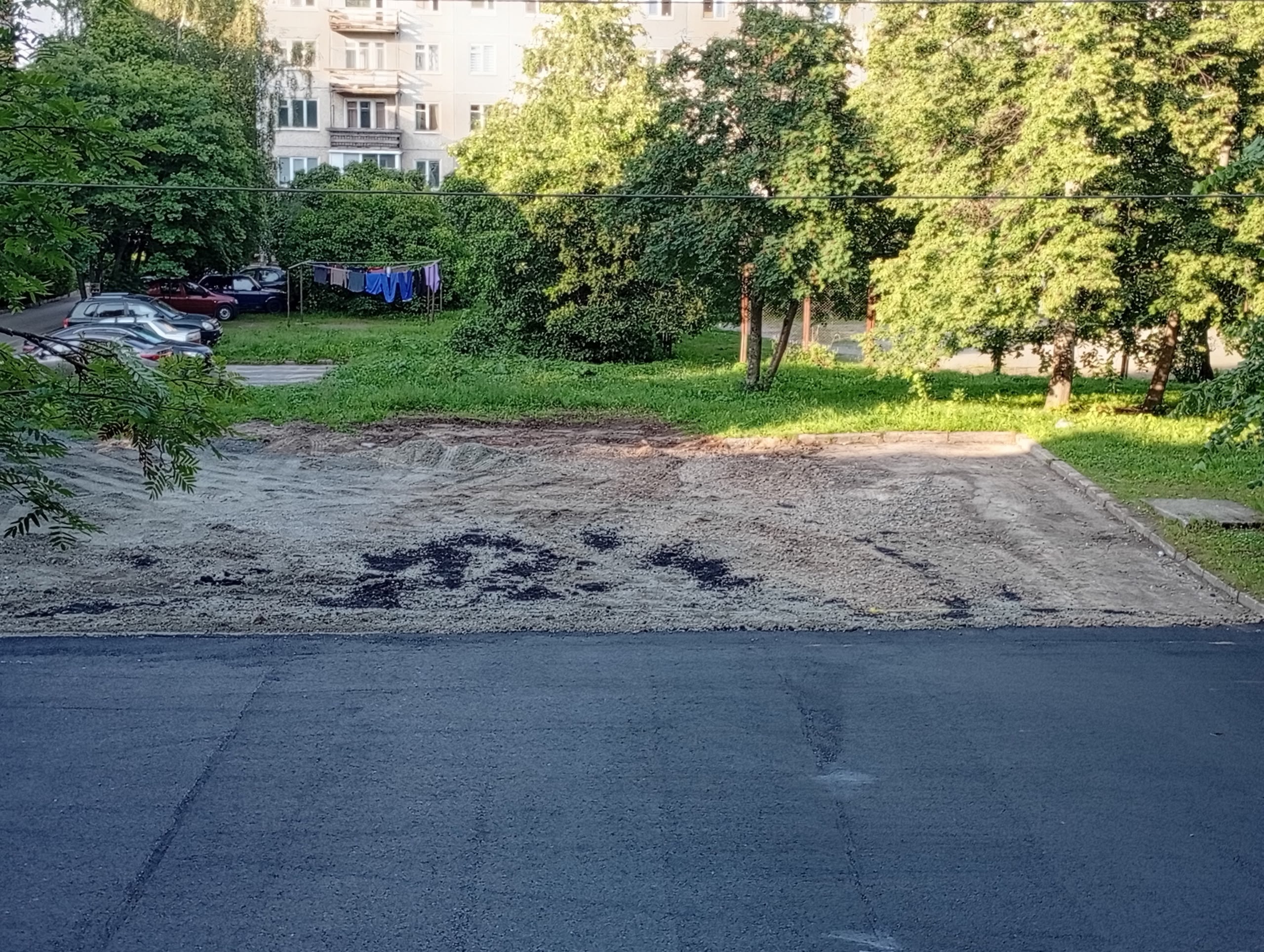 Жители Ключевой остались с разбитой стоянкой после «ремонта»