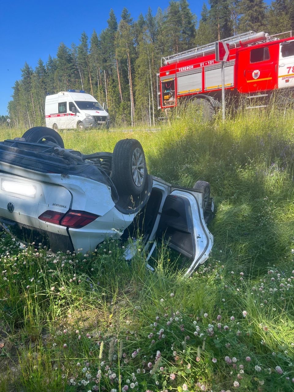 Водитель попал на больничную койку из перевернувшейся в Прионежье машины