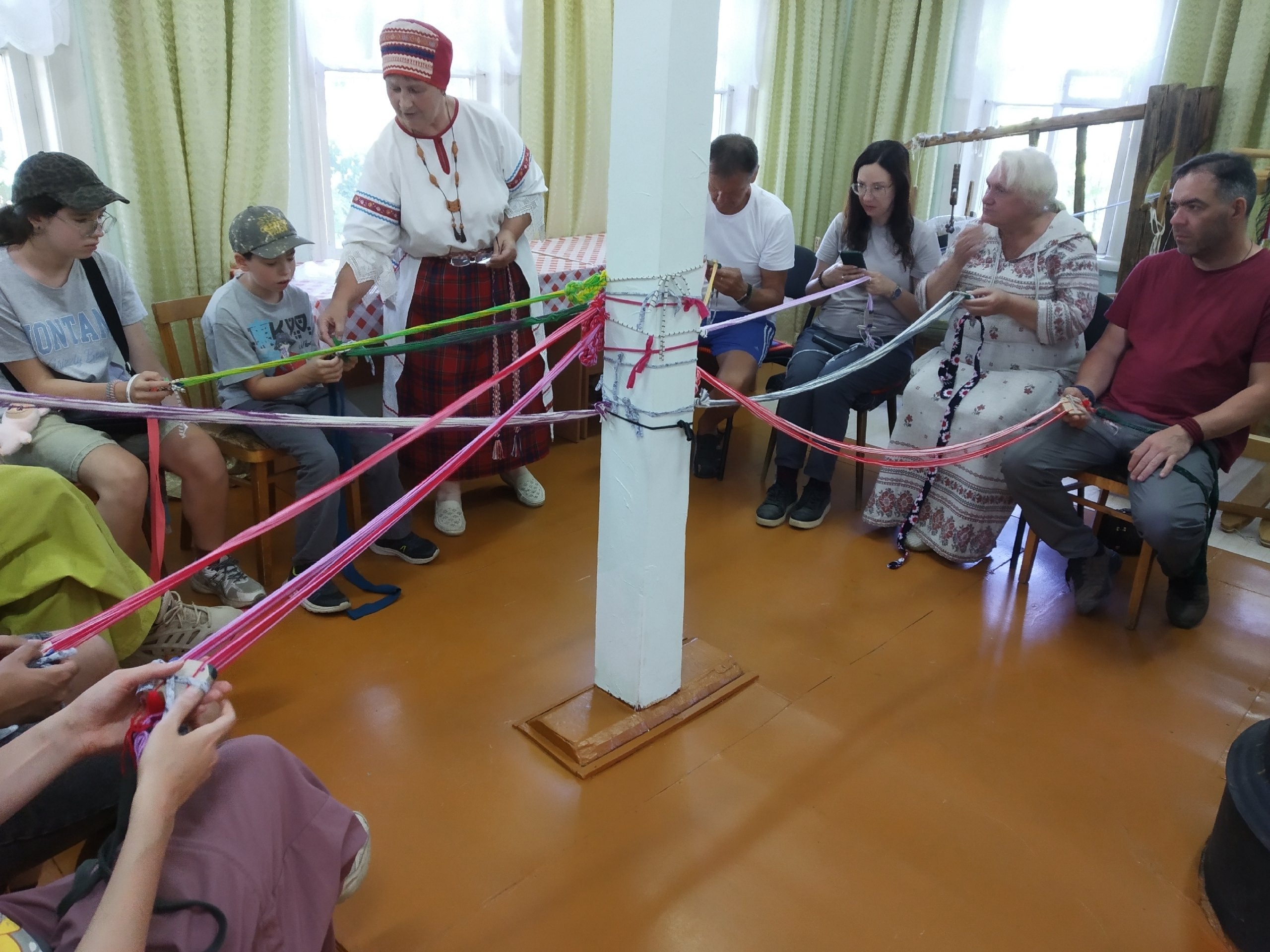 В карельском селе провели мастер-класс по ткачеству и плетению поясов