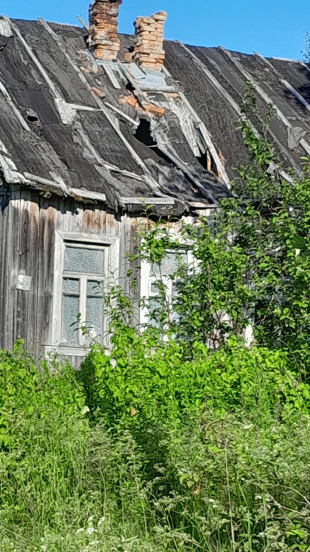 Жители поселка в Медвежьегорском районе пожаловались на пугающие развалины дома