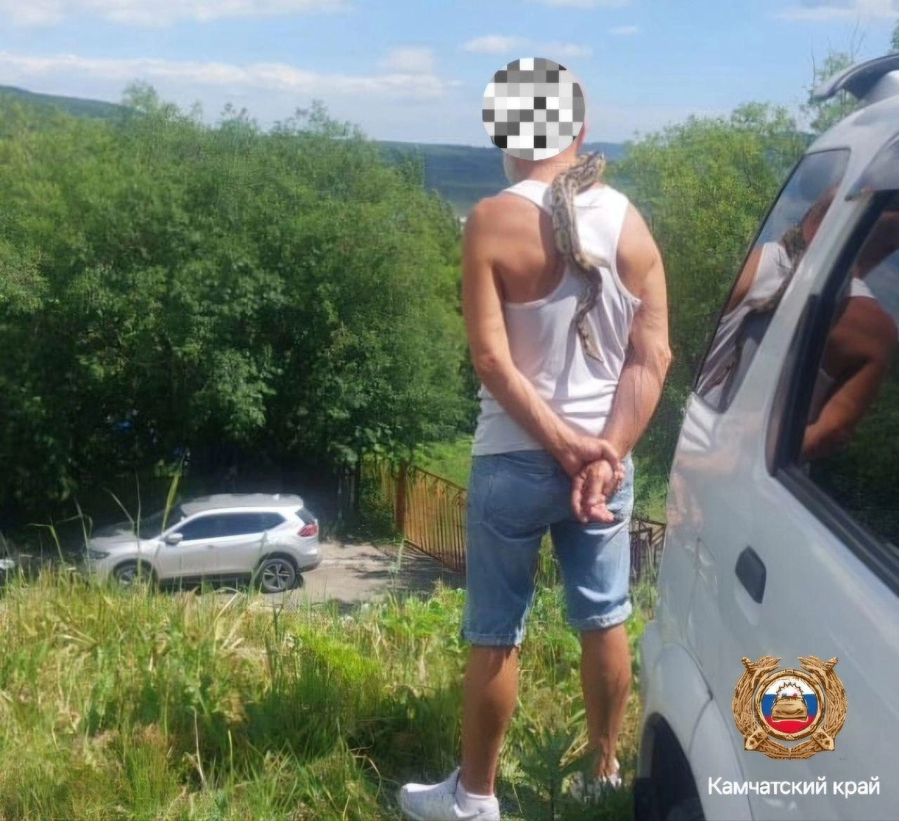 Пьяный камчадал приехал в ГАИ со змеей на шее