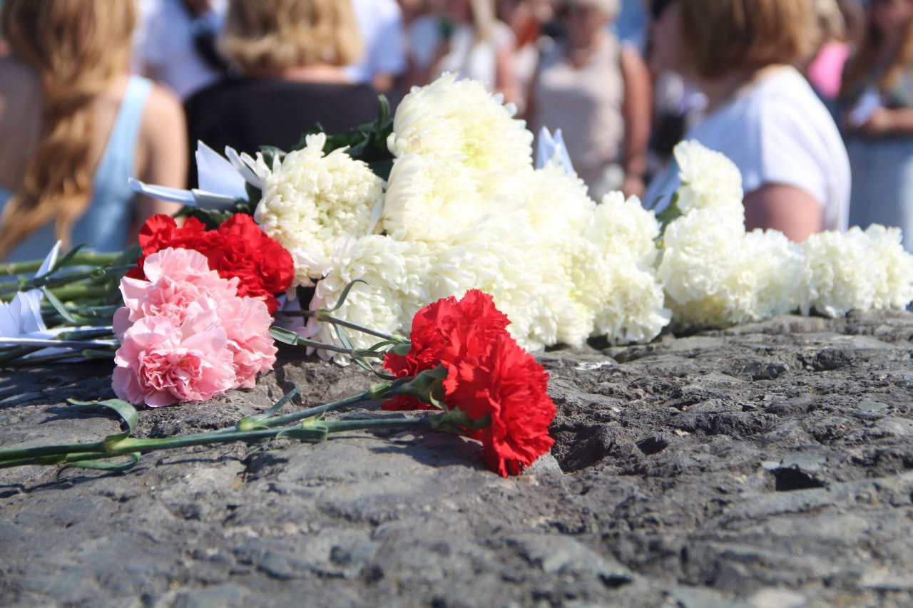 Петрозаводск почтил память погибших детей Донбасса