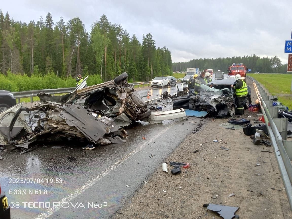 Двоих заблокировало в машине — на месте смертельного ДТП на трассе «Кола» в Карелии работают пожарные (ФОТО)