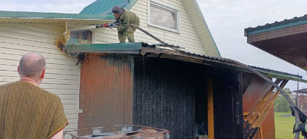 Пожарные за 40 минут справились с огнём в деревенской бане