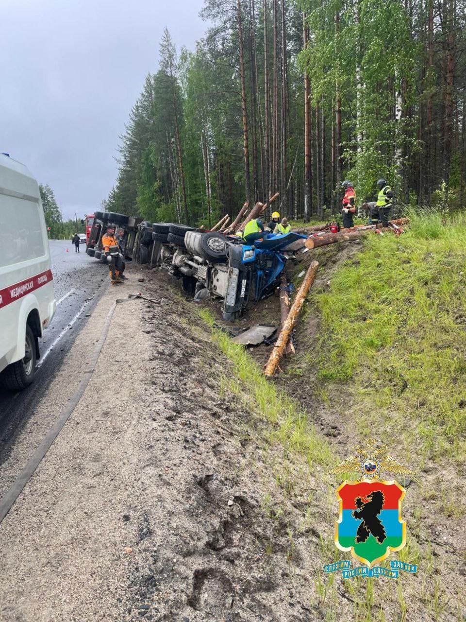 Лесовоз перевернулся на севере Карелии: водитель в больнице