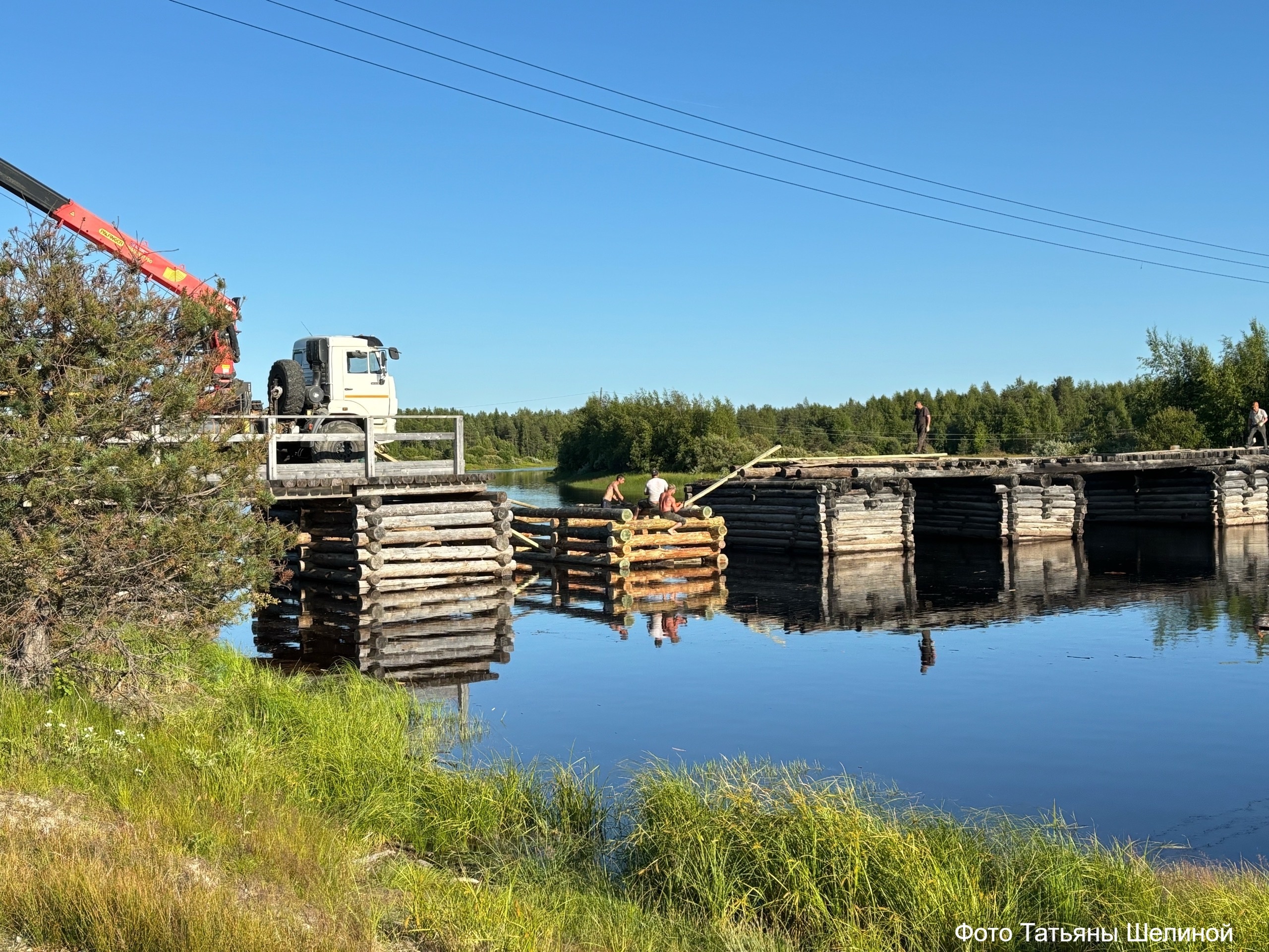 В Юшкозеро начали ремонтировать аварийный мост