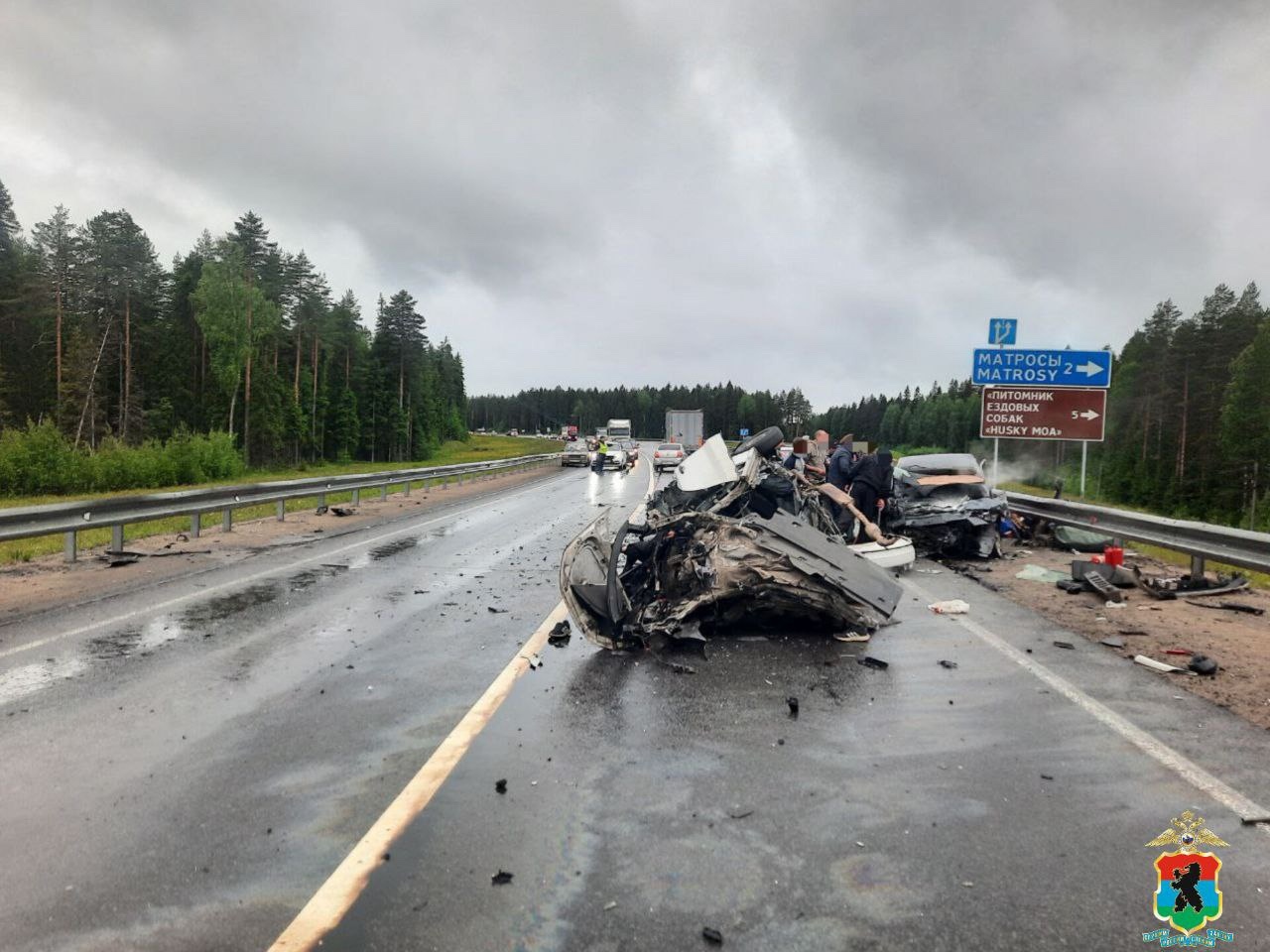 Водитель выехавшей на встречку иномарки погиб в ДТП на трассе «Кола» в Карелии: авто рассыпалось на части