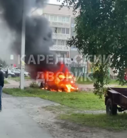 Автомобиль загорелся у торгового центра в Петрозаводске